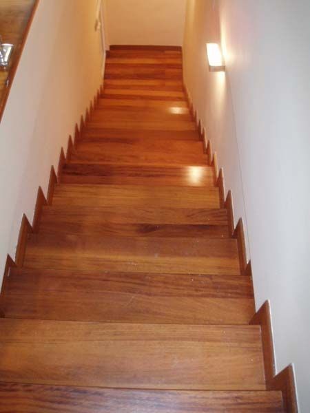 Un conjunto de escaleras de madera que conducen al segundo piso.