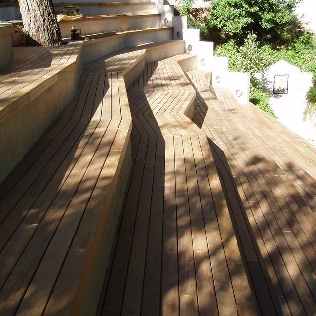Una terraza de madera con escaleras que conducen a ella.