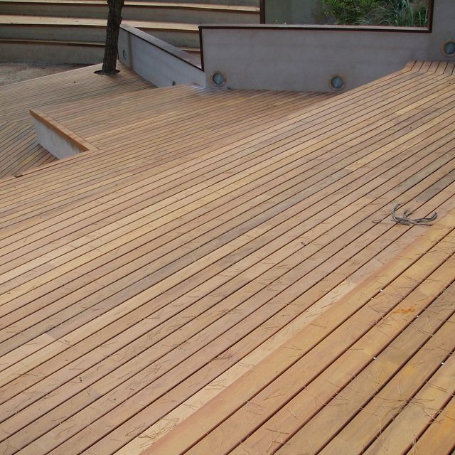 Una terraza de madera con escaleras que conducen a ella.