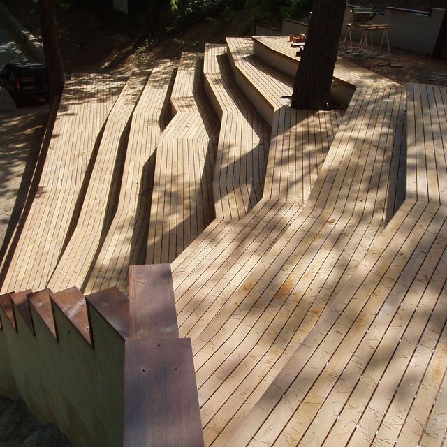 Una terraza de madera con escaleras que conducen a ella.