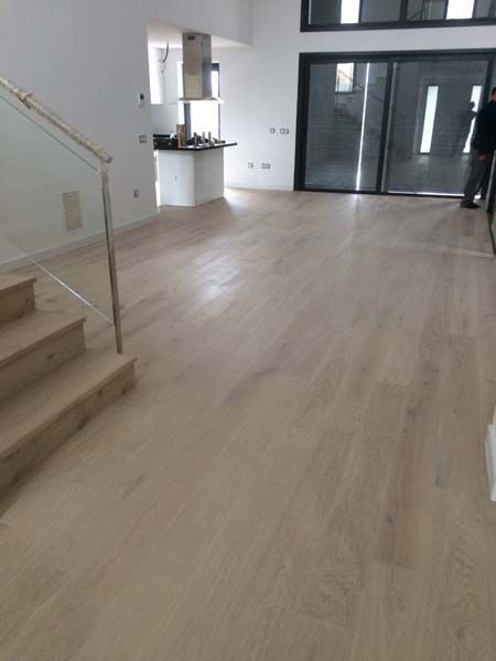 Hay una escalera en el medio de la habitación.