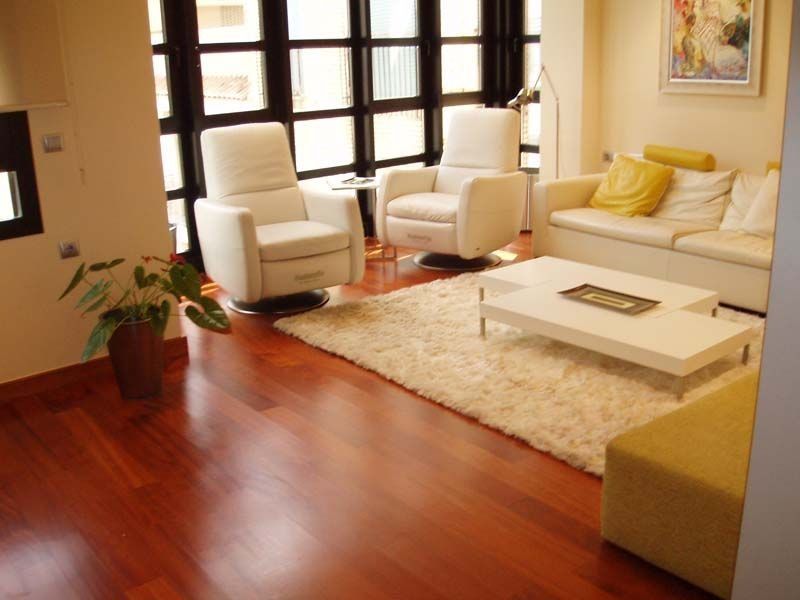 Una sala de estar con un sofá y dos sillas