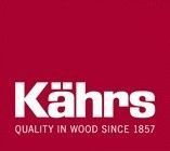 El logotipo de la calidad Kahrs en madera desde 1857 está sobre un fondo rojo.
