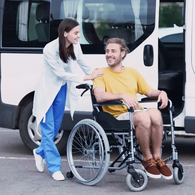 Une personne en fauteuil prise en charge