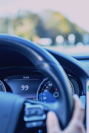 Un chauffeur pendant qu'il conduit