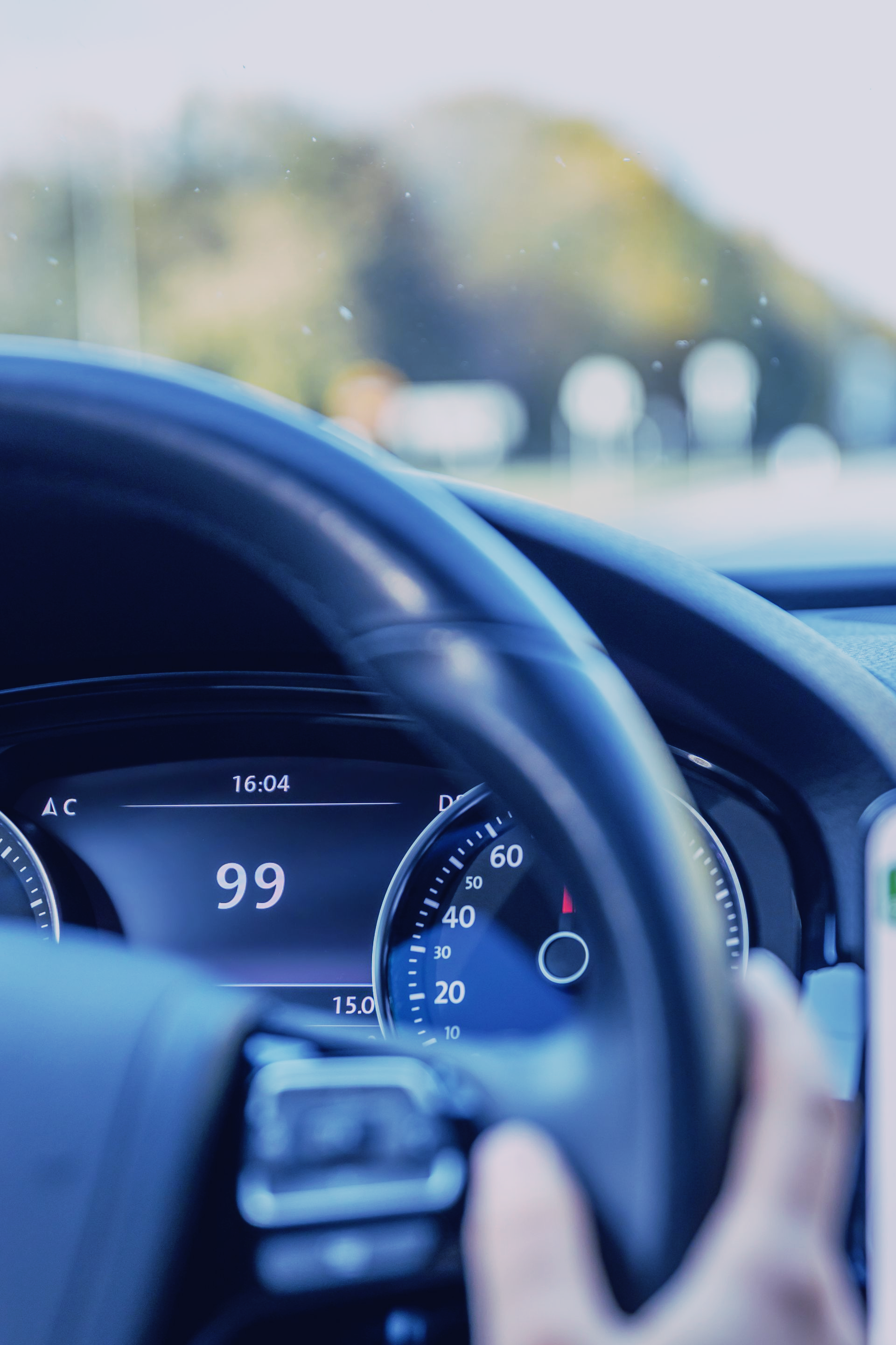 Une personne au volant d'une voiture