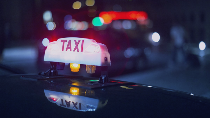Lampe de taxi sur un véhicule