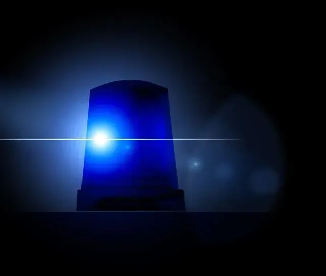 Une lumière bleue brille sur un fond noir