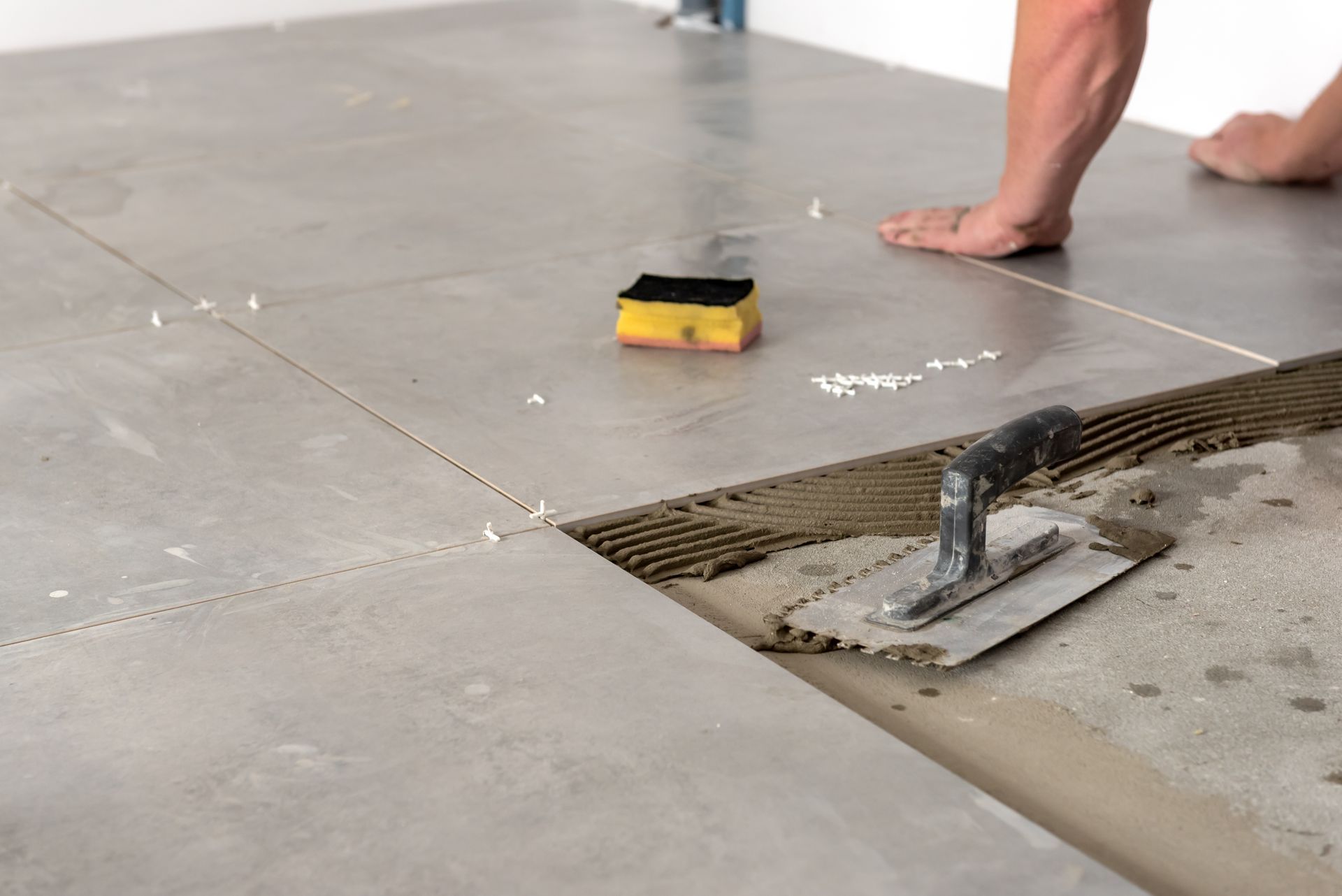 Pose de carrelage gris