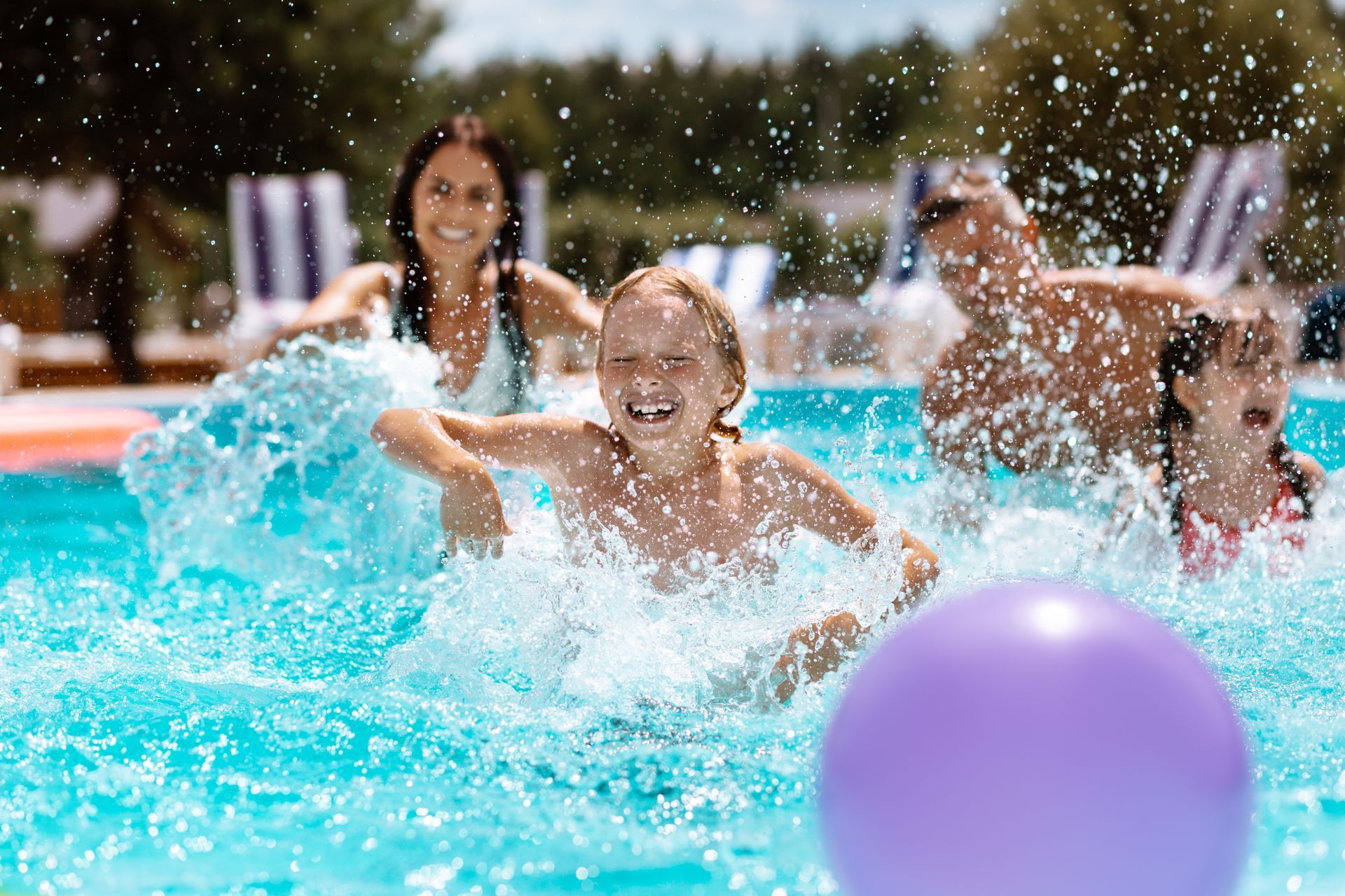 Famille s'amusant dans une piscine