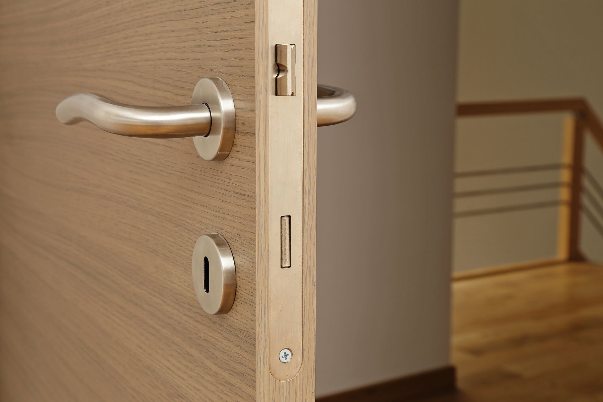 Installation de porte en bois