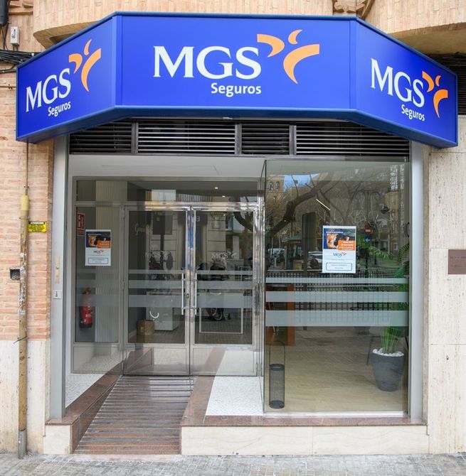 Mgs seguros está escrito en un cartel azul sobre una puerta de vidrio