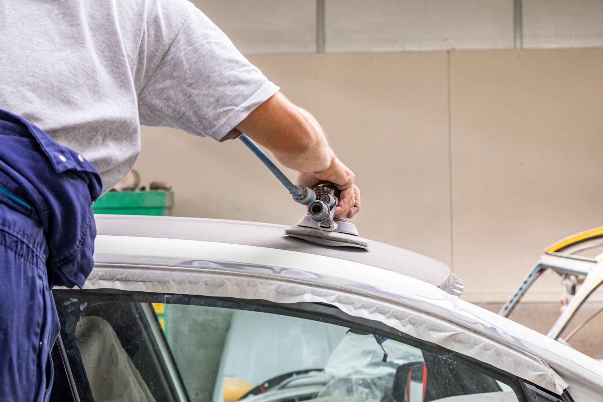 Ponçage toit d'une voiture