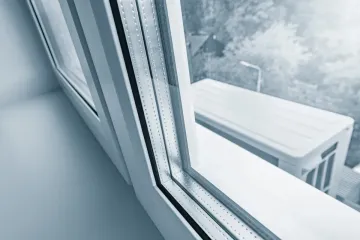 Fondo gris claro sólido.