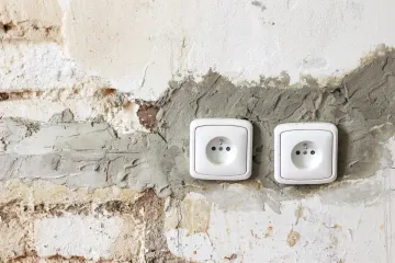Fondo gris claro sólido.