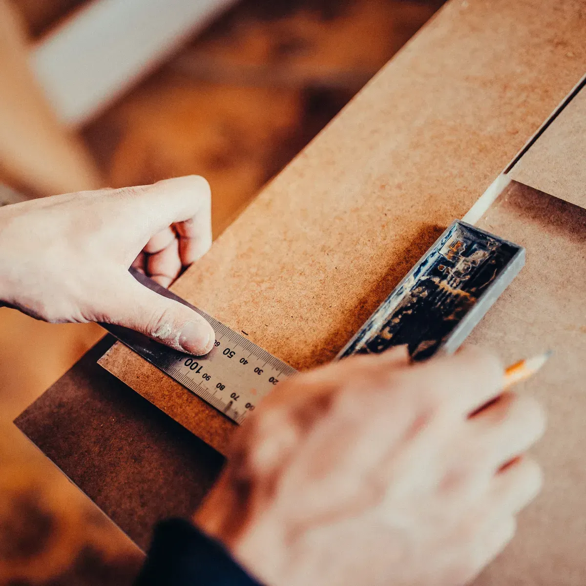 Fondo gris claro sólido.