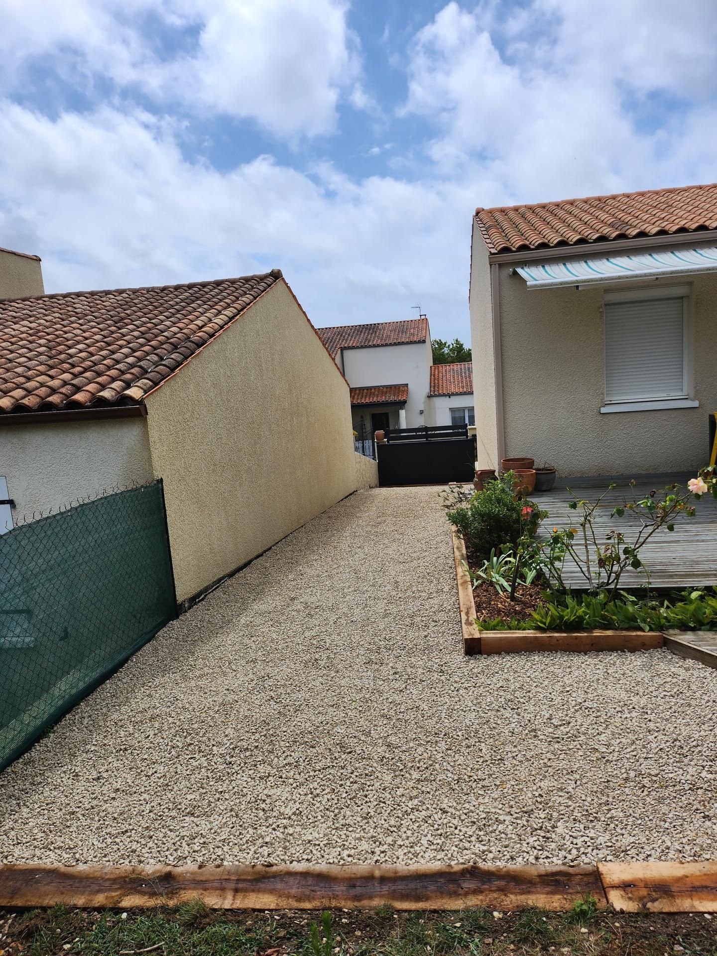 Création d'une allée de jardin en gravier