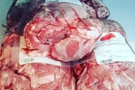 Carne envasada en bolsas de plástico transparente y apiladas juntas.
