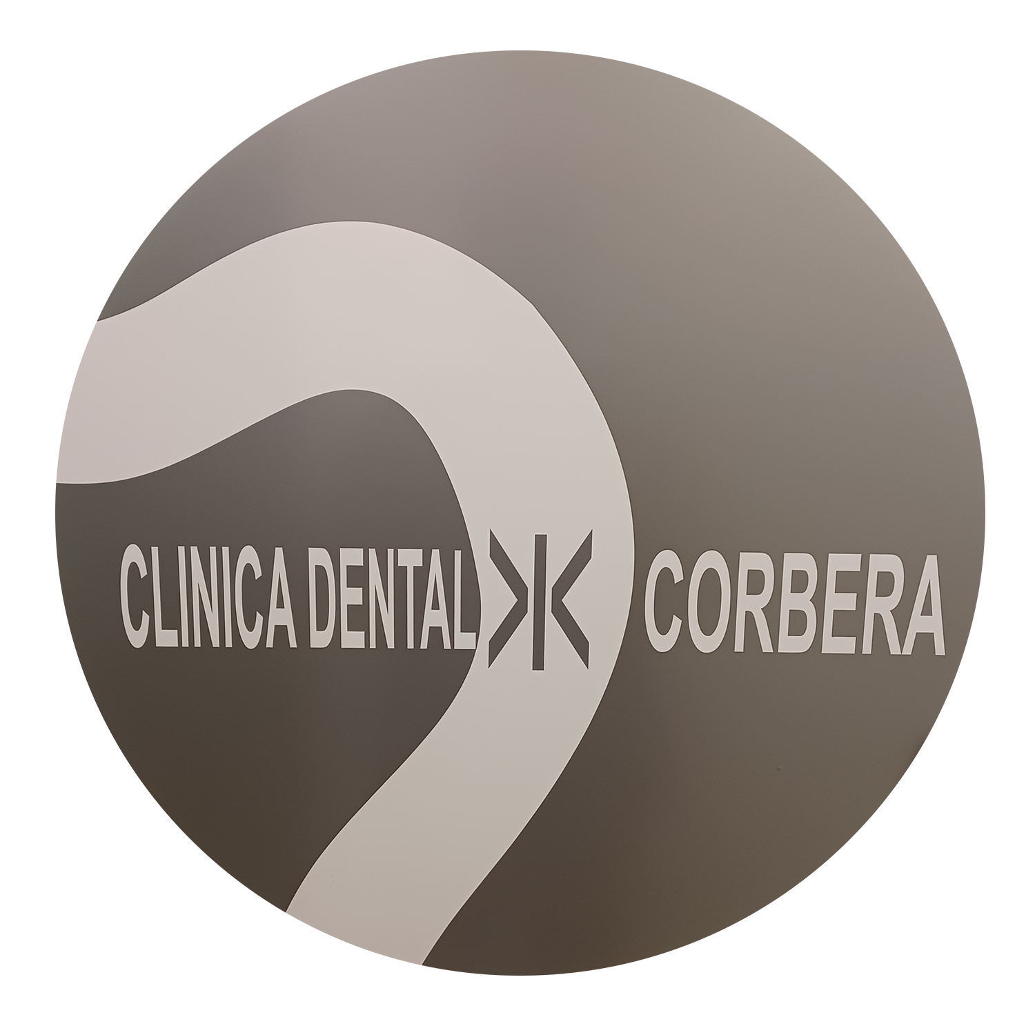Se muestra un logo para clínica dental k corbera.