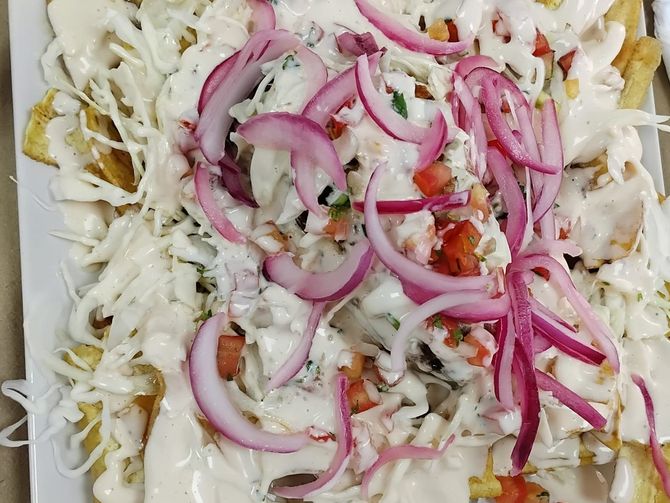 Un primer plano de un plato de comida con cebolla y queso.