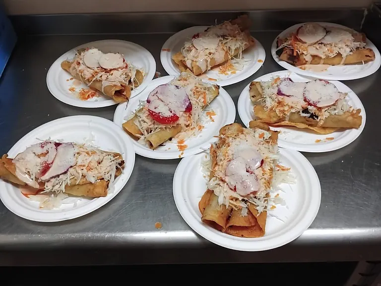 Un montón de platos con comida sobre un mostrador.