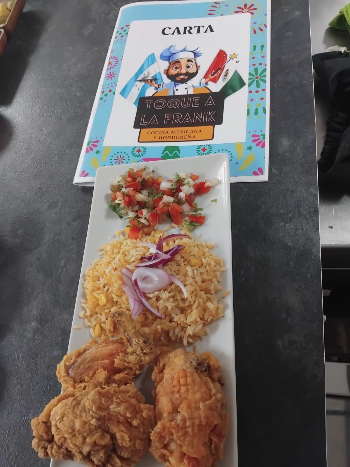 Un plato de comida con un menú que dice carta