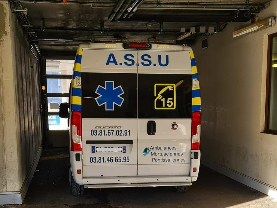 Dos d'un véhicule ambulancier