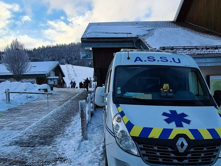 Devant d'un véhicule ambulancier dans la neige