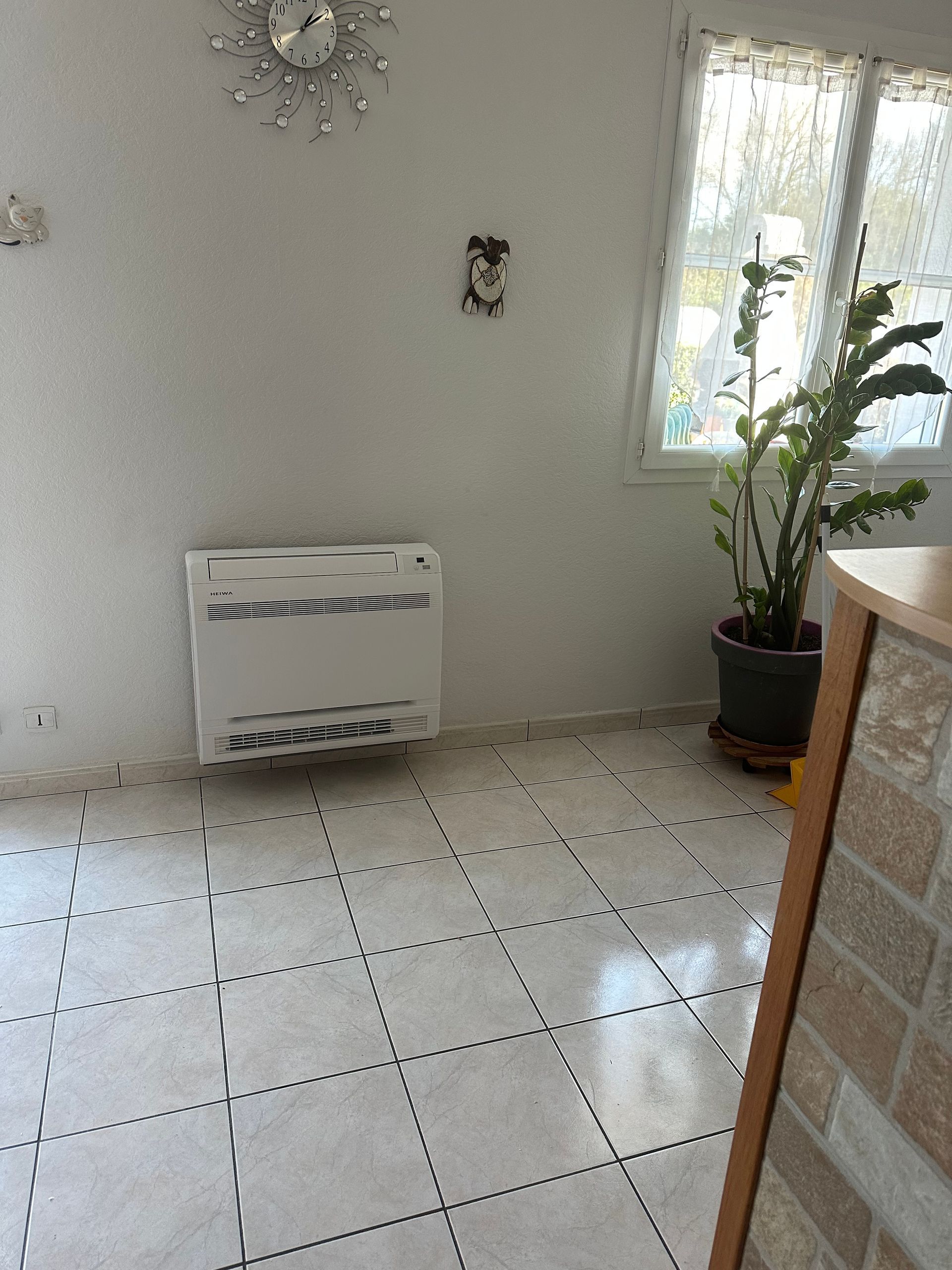 Unité de climatisation intérieure fixée en bas d'un mur
