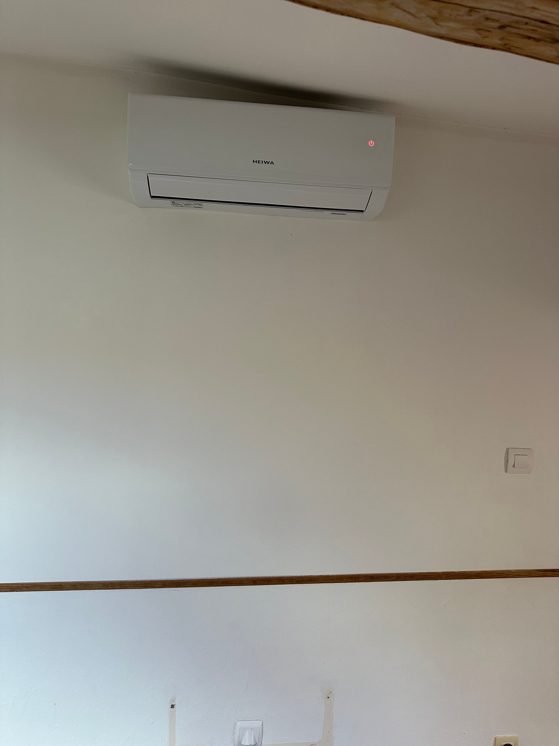 Climatisation intérieure fixée sur un mur