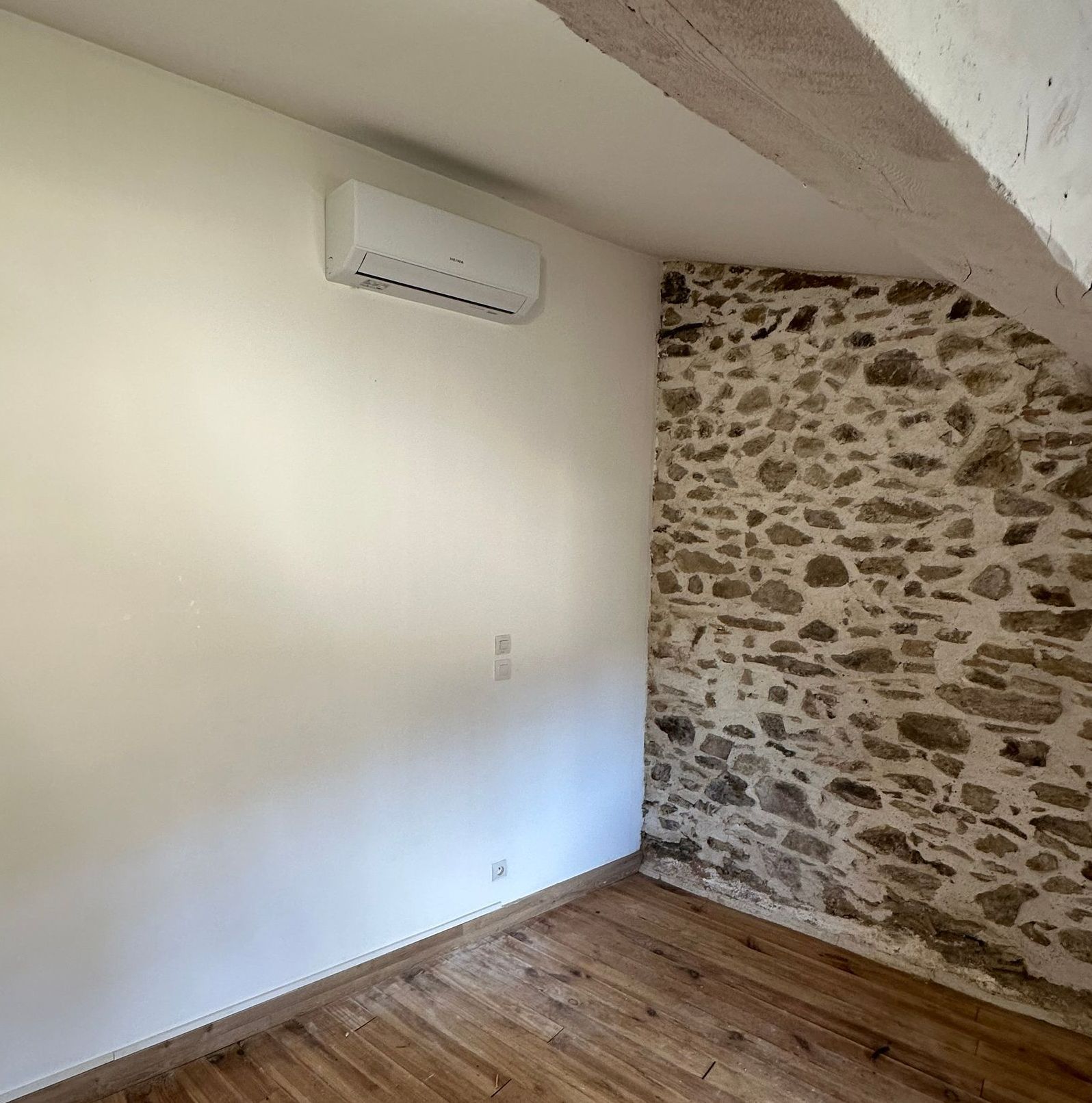 Unité de climatisation intérieure fixée en haut d'un mur