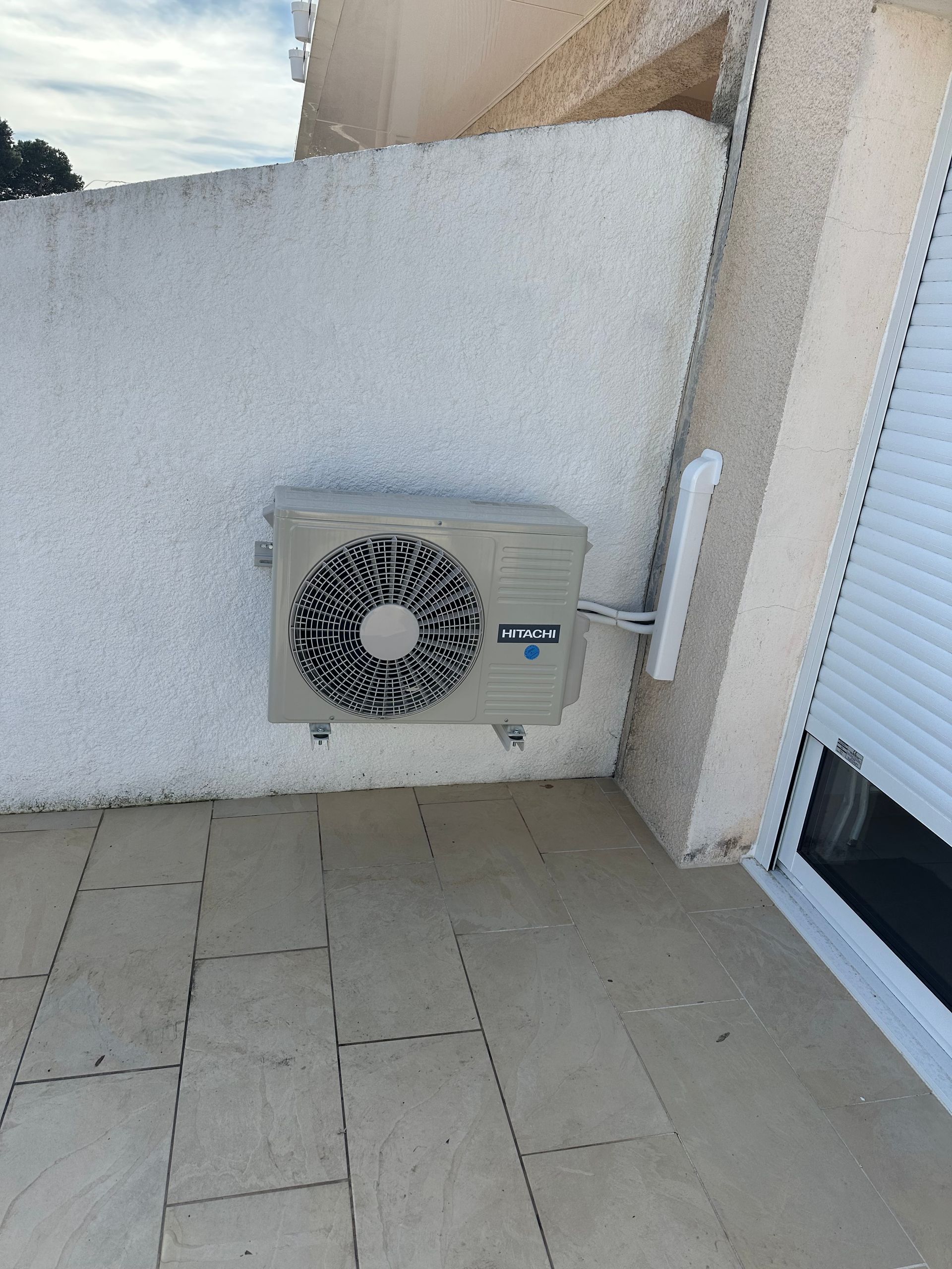 Unité de climatisation extérieure montée sur le mur d'un bâtiment