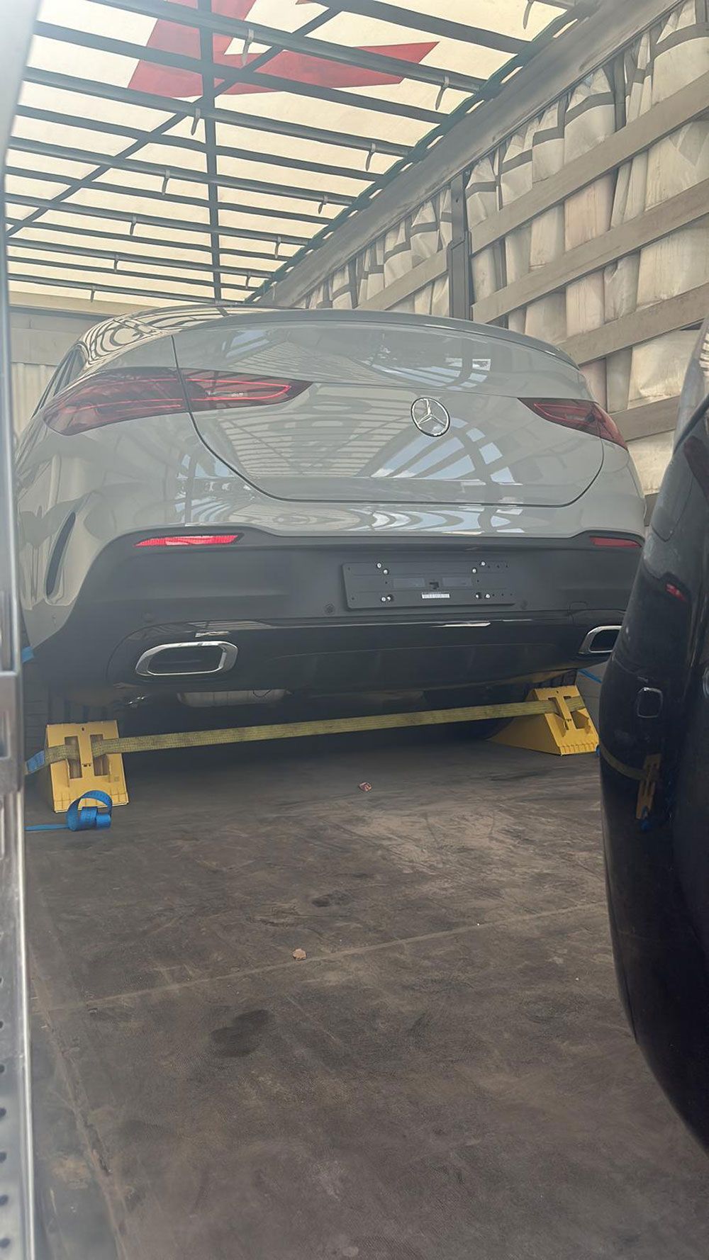 Ein Auto wird von einem LKW abgeschleppt.