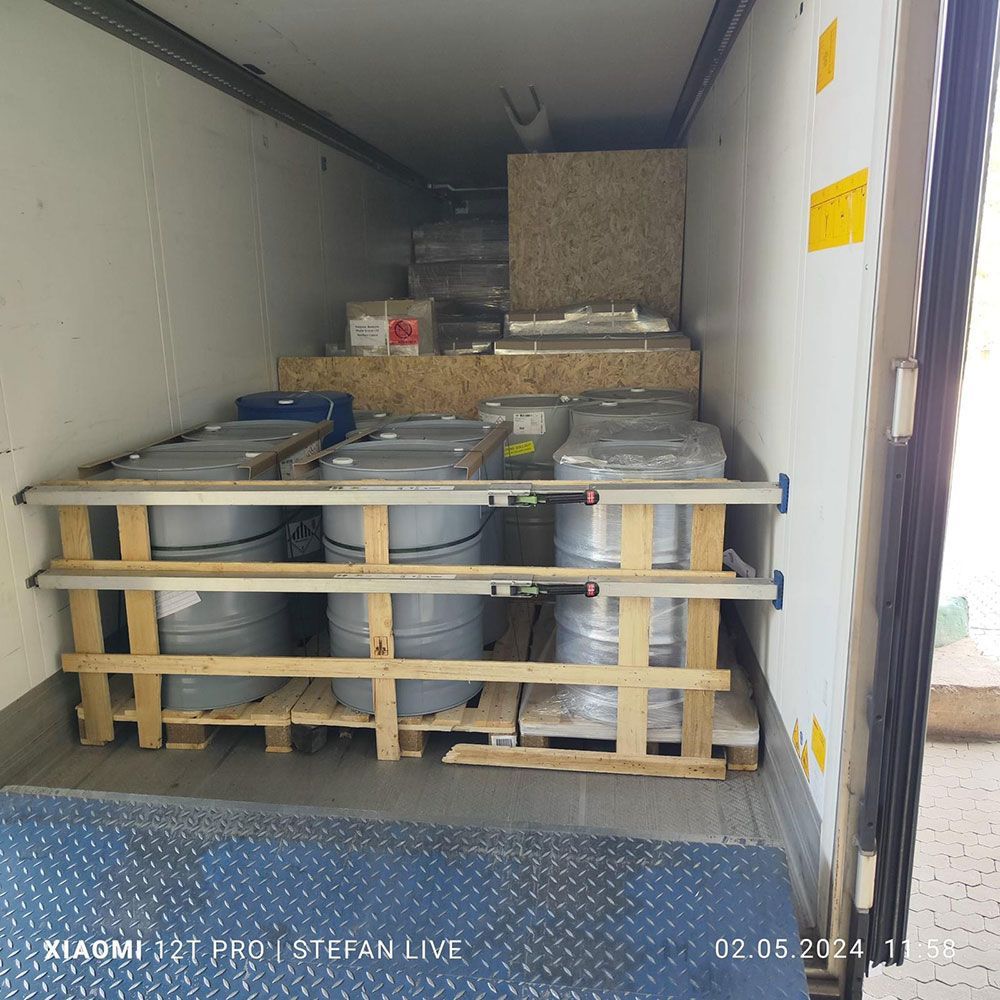 Ein Lastwagen mit vielen Fässern darin