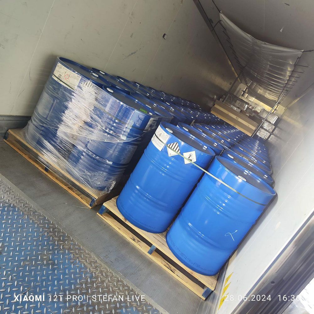 Zwei blaue Fässer stehen auf einer Holzpalette