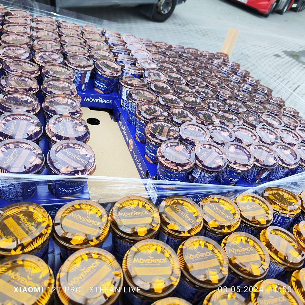 Mehrere Behälter mit Eiscreme sind übereinander gestapelt.