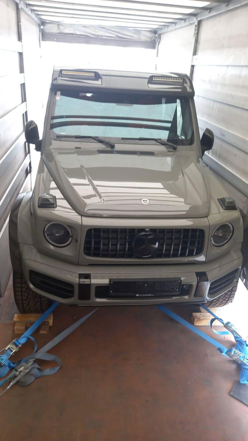 Ein Mercedes Benz G63 wird auf einem Anhänger transportiert.