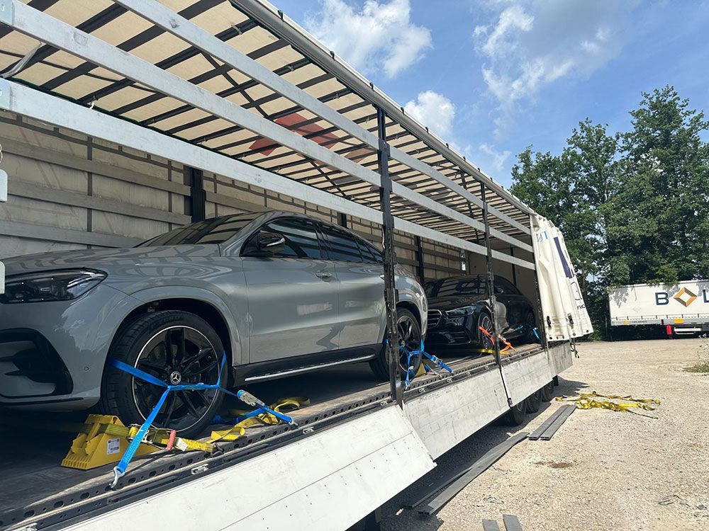 Ein Auto steht auf einem Abschleppwagen.