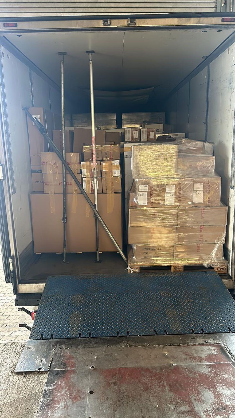 Die Ladefläche eines Lastwagens voller Kisten und Paletten.