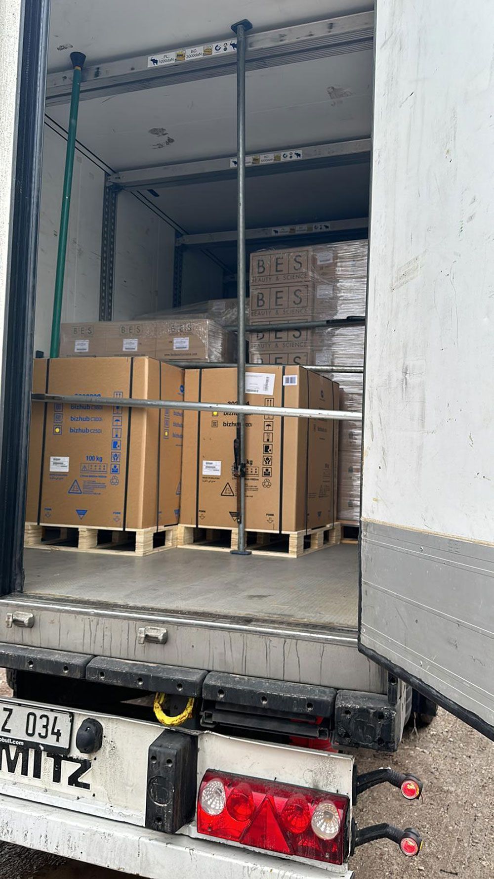 Die Ladefläche eines Lastwagens voller Kisten und Paletten.