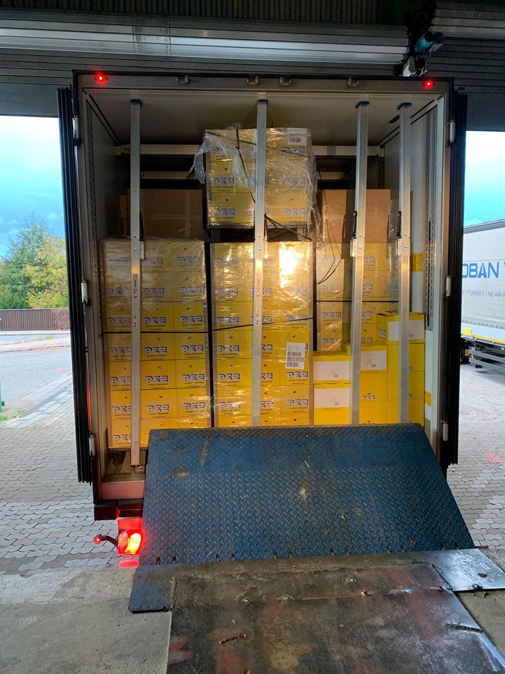 Die Ladefläche eines Lastwagens ist mit Kisten gefüllt.