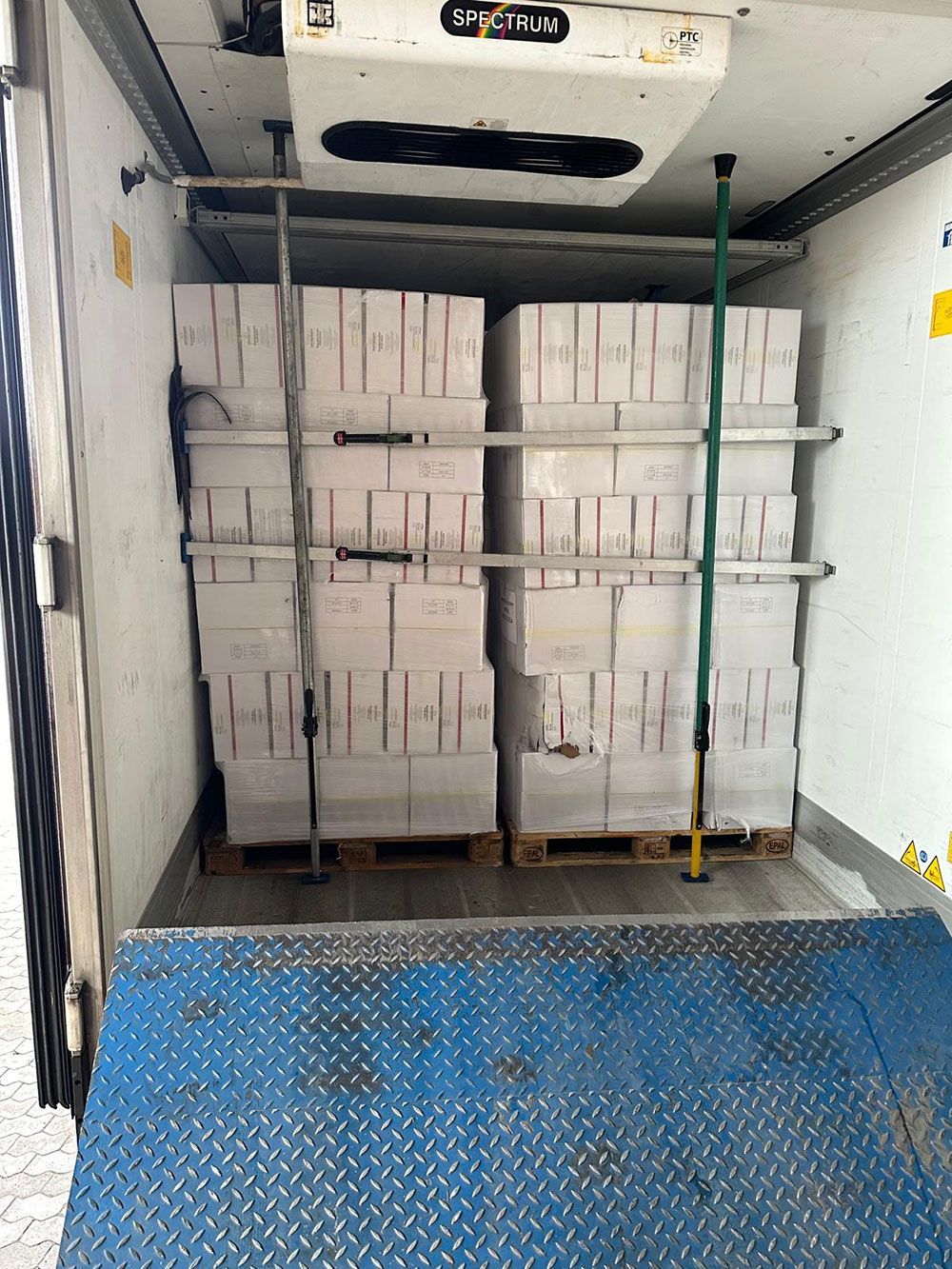 Die Ladefläche eines Lastwagens voller Kisten und Paletten.