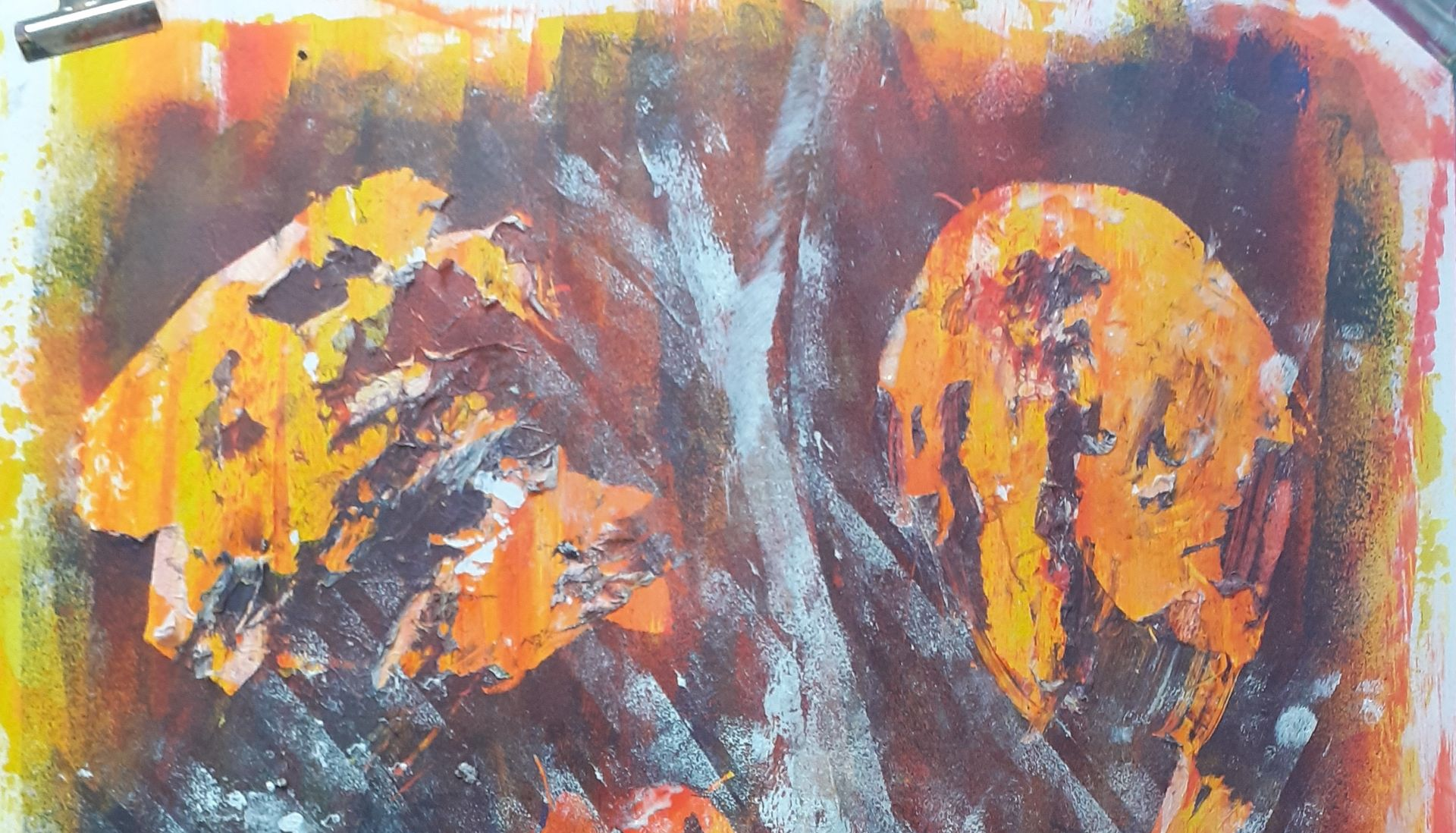 Peinture abstraite aux formes jaune-orangé, entourées de coups de pinceau blancs et brun foncé.