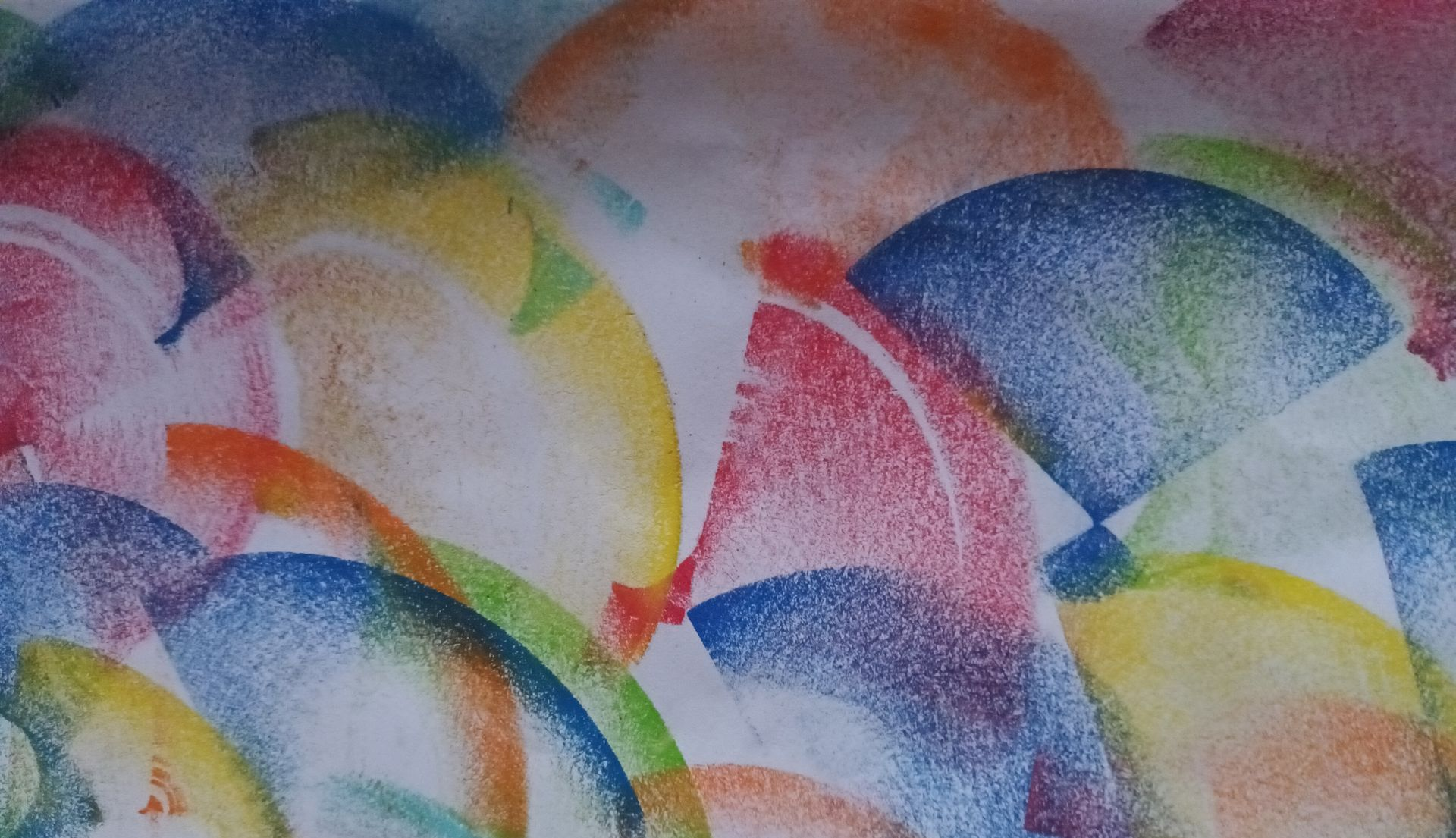 Art abstrait : demi-cercles colorés se chevauchant dans des tons de bleu, rouge, jaune, orange et vert.