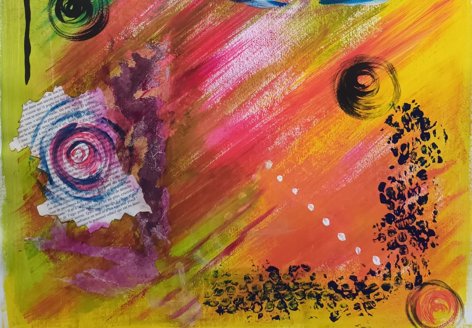 Art abstrait : Peinture jaune, orange, rose et verte avec des éléments noirs et blancs. Cercles, traits et collage de papier déchiré.