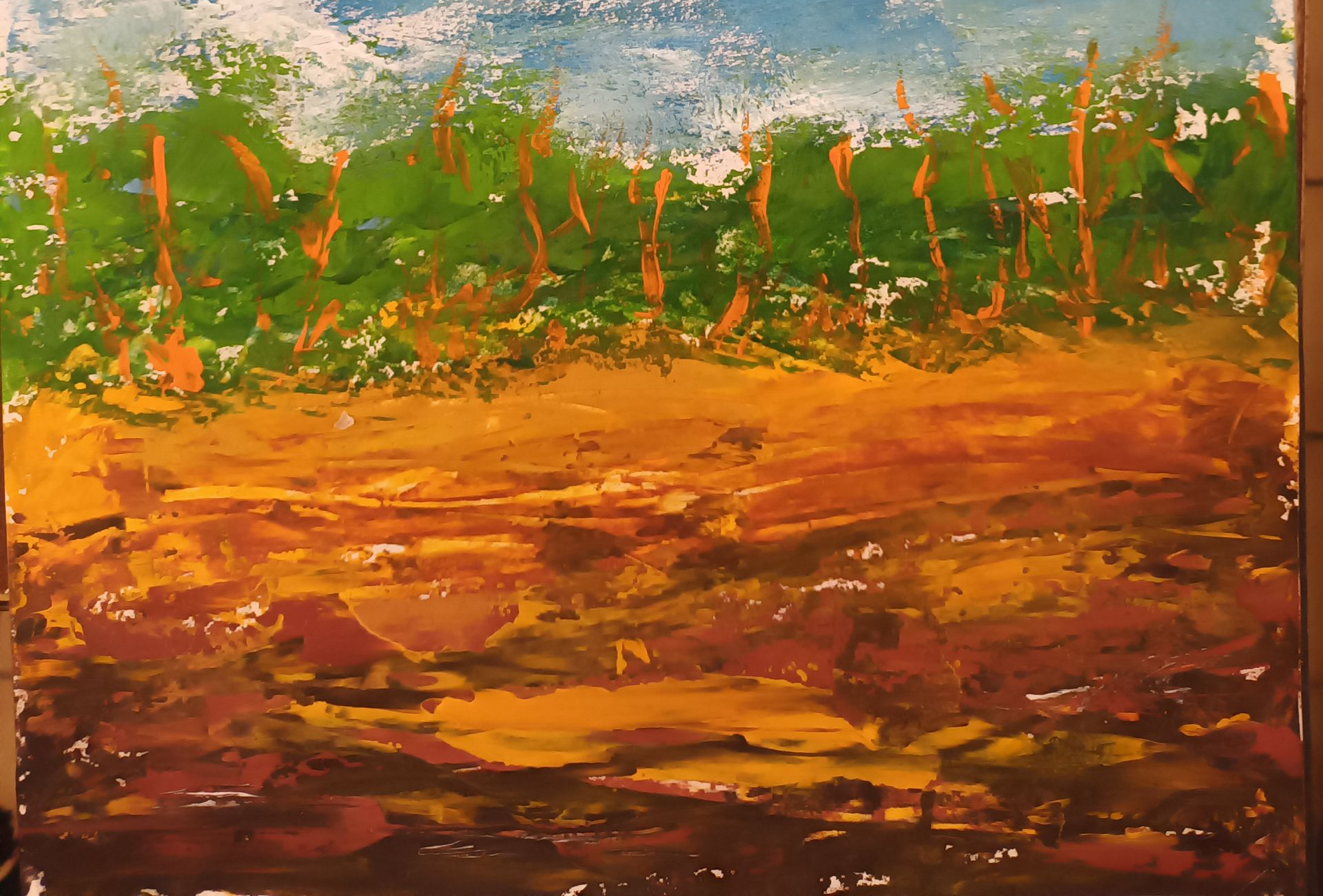 Une peinture abstraite représentant un champ d'herbes hautes sur fond de ciel bleu, réalisée à l'aide de coups de pinceau texturés.