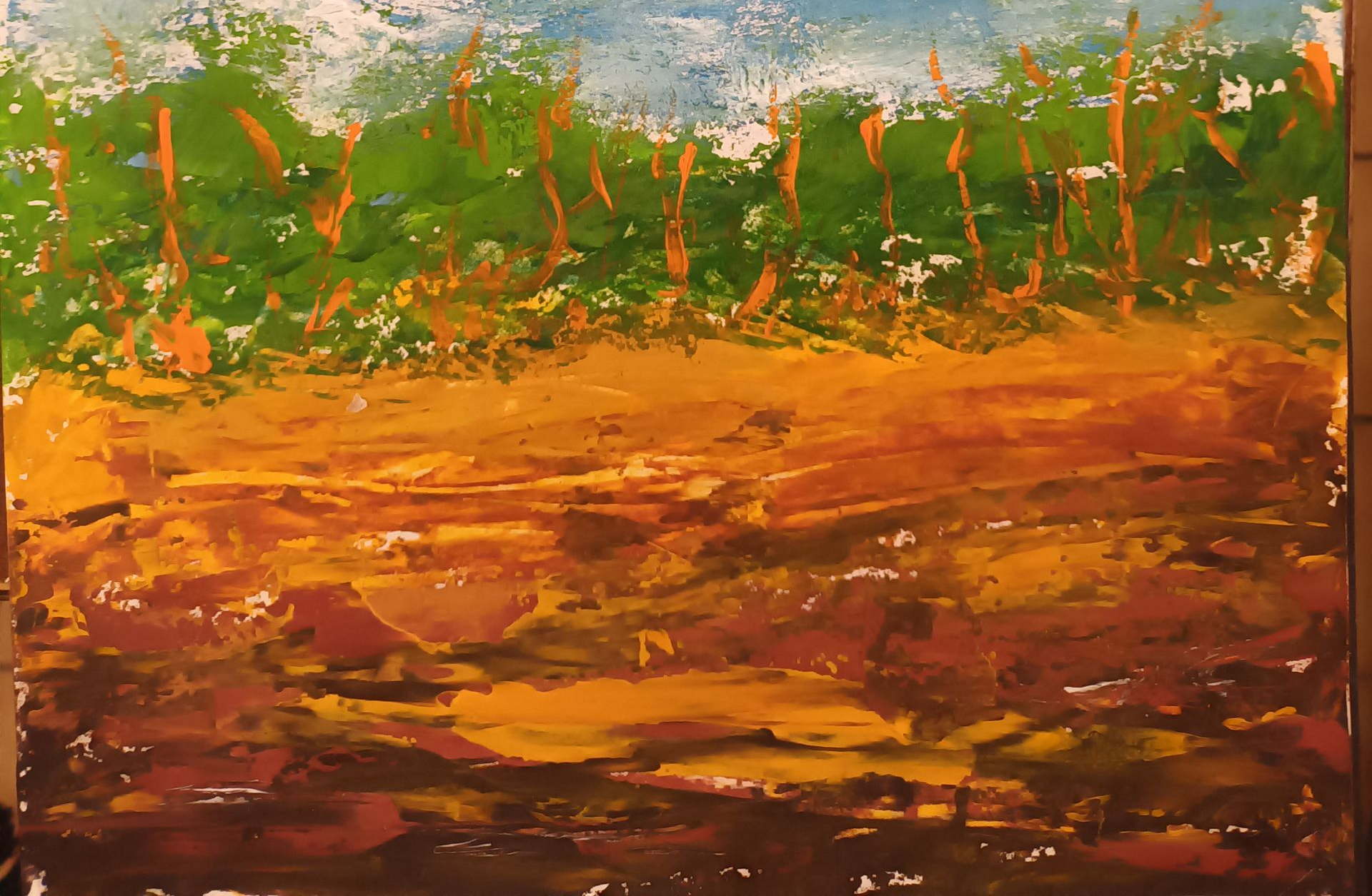 Peinture abstraite représentant un champ avec une terre brune et orange, des plantes vertes et un ciel bleu.