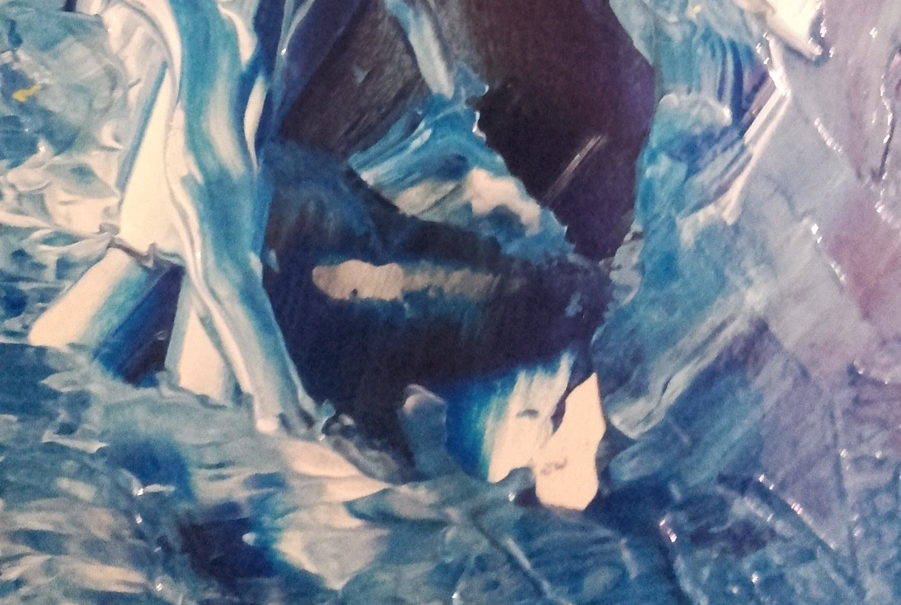 Œuvre abstraite dans les tons de bleu et de blanc, avec des coups de pinceau épais et une surface texturée.