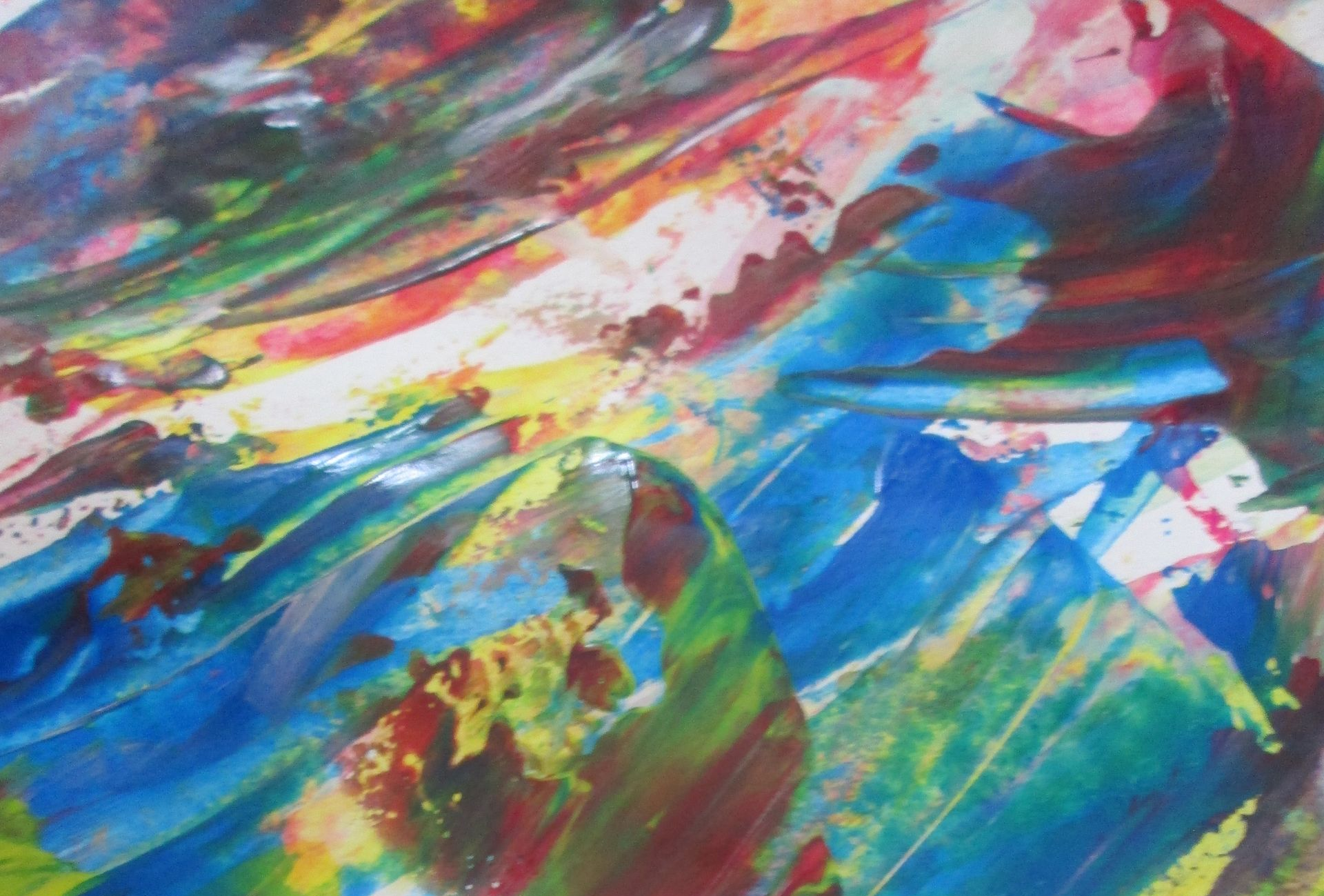 Peinture abstraite aux coups de pinceau bleus, verts, jaunes, rouges et bruns.