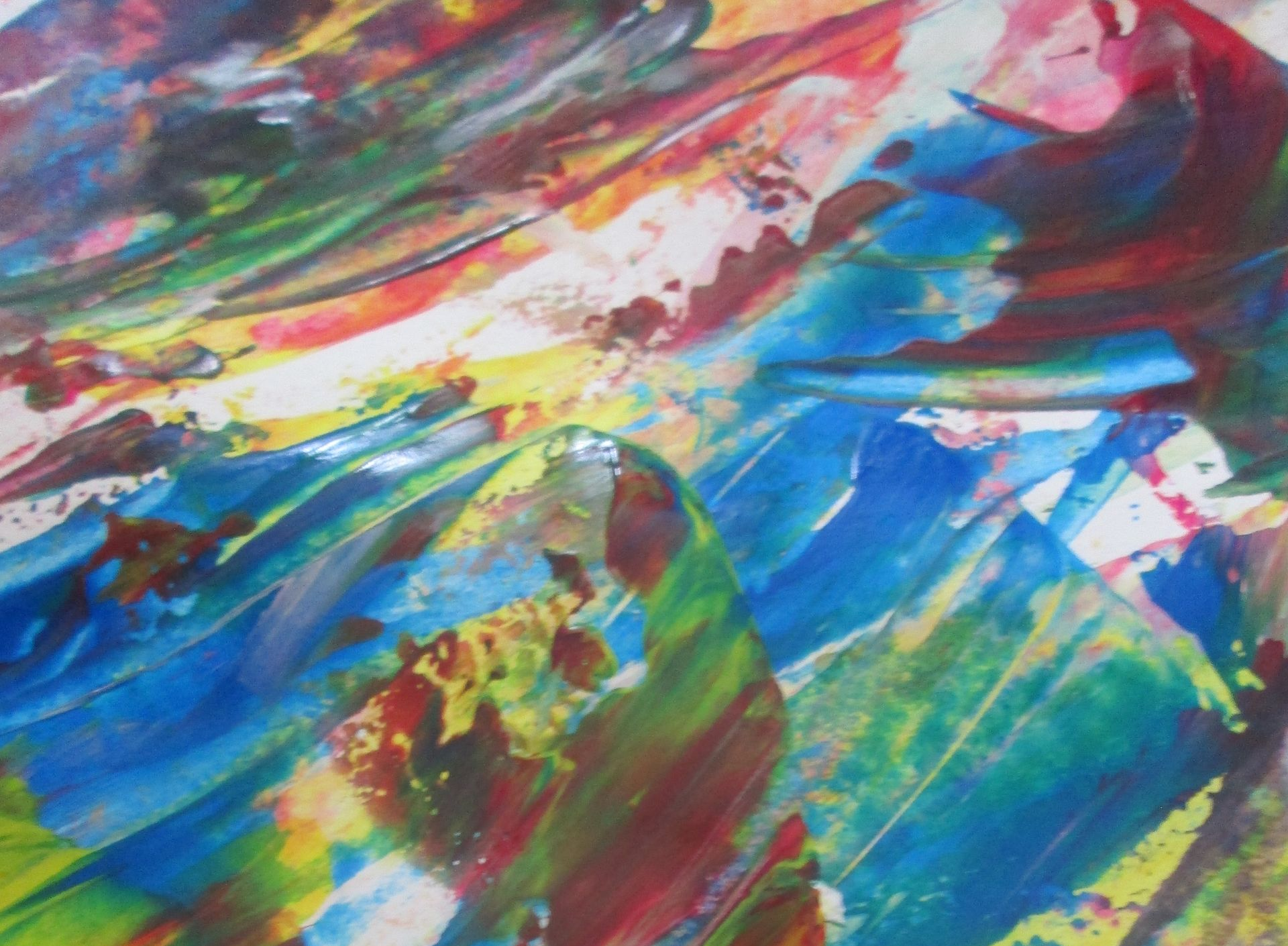 Peinture abstraite aux coups de pinceau audacieux et texturés dans les tons de bleu, rouge, vert et jaune.